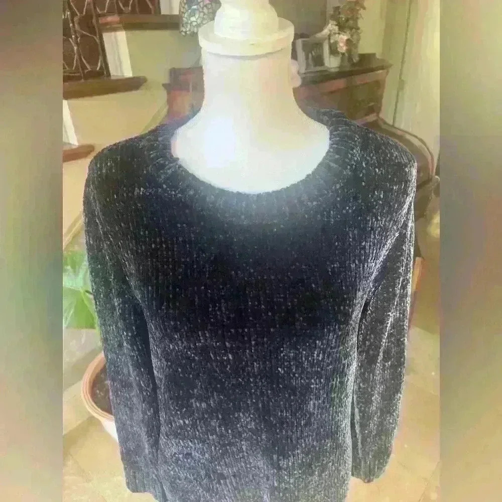 Orvis ladies crewneck long sleeve sweater medium. Excellent condition. Dark Navy - Picture 4 of 11